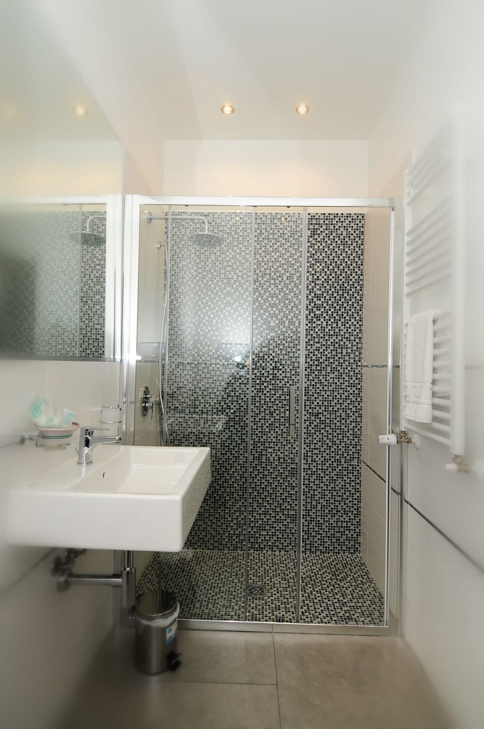 Double Room | Bathroom | Shower, free toiletries, hair dryer, bidet