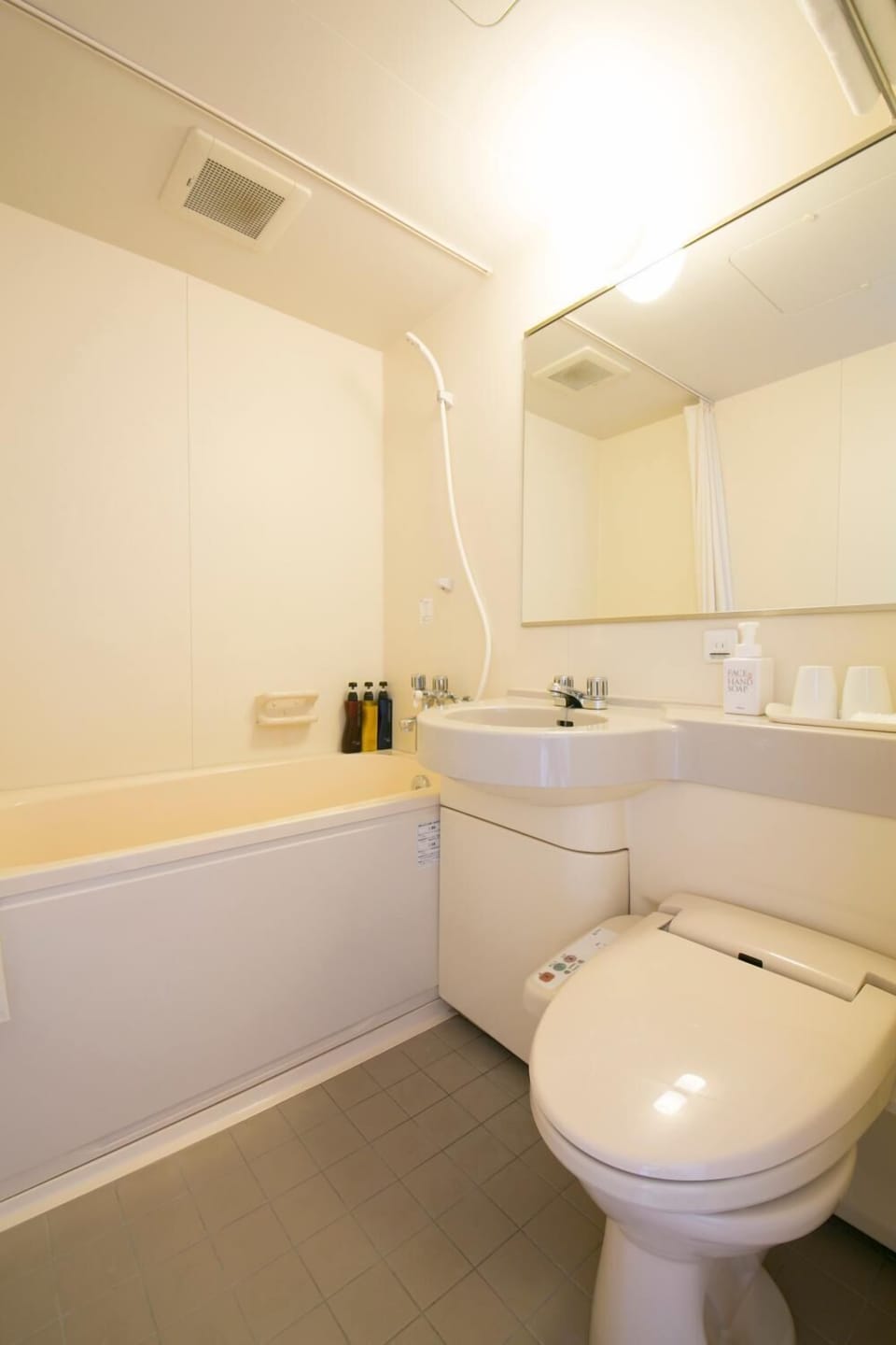 Combined shower/tub, deep soaking tub, free toiletries, hair dryer