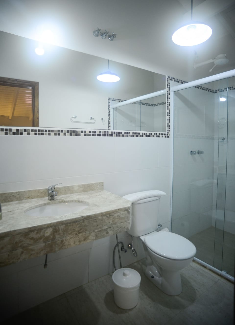 Shower, free toiletries, towels