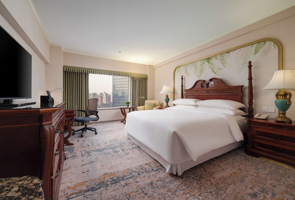 Deluxe Room | Minibar, in-room safe, desk, blackout drapes
