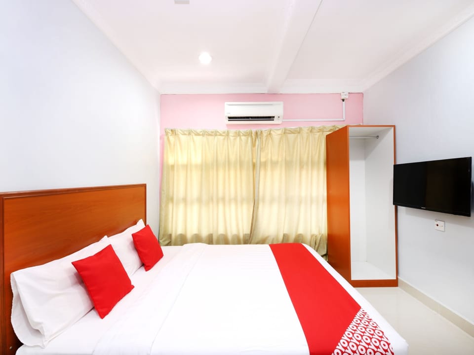 Deluxe Double Room, 1 Queen Bed | Desk, iron/ironing board, WiFi (free), bed sheets