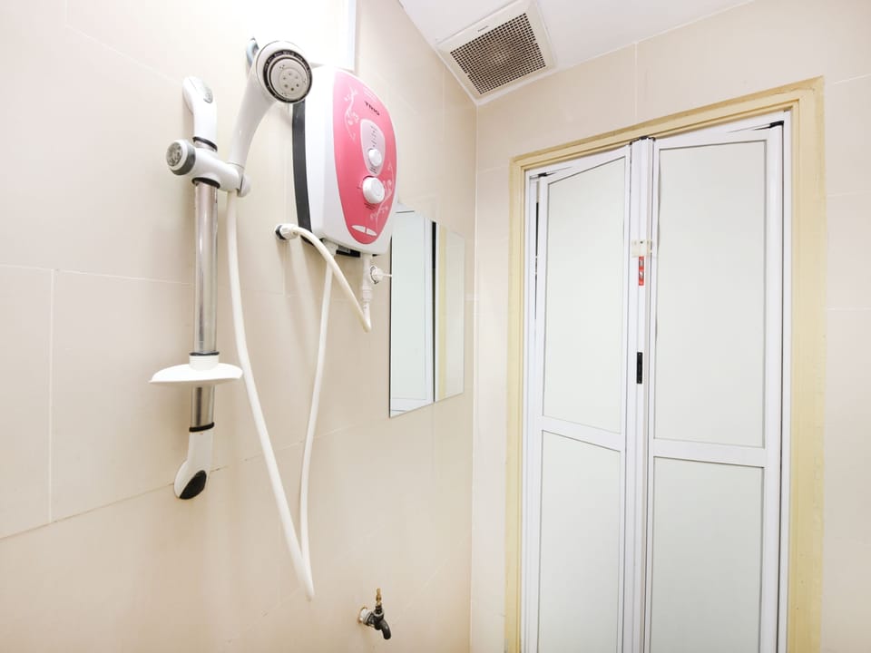 Deluxe Double Room, 1 Queen Bed | Bathroom | Shower, bidet, towels