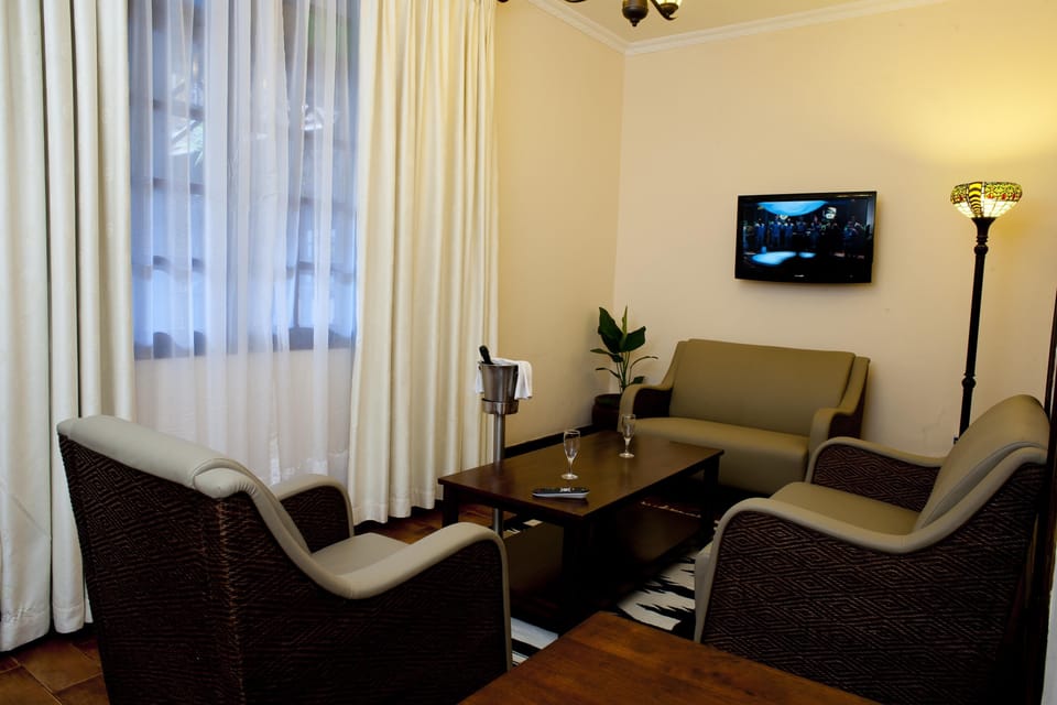 Room, 1 Queen Bed, Garden View | Down comforters, memory foam beds, in-room safe, desk