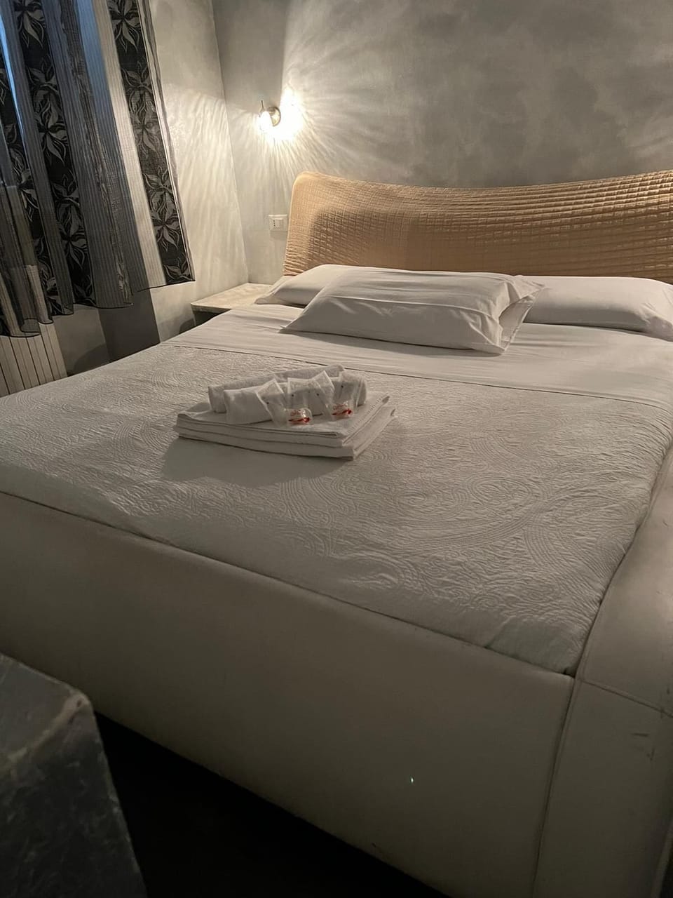 Minibar, in-room safe, desk, iron/ironing board