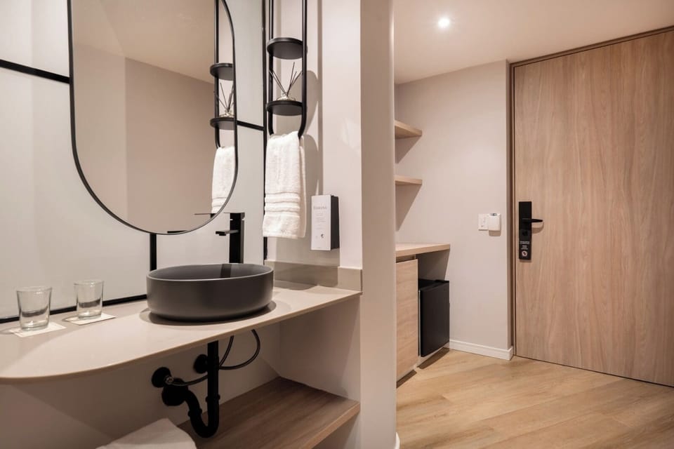 Premium Room, 1 Double Bed | Premium bedding, minibar, in-room safe, desk