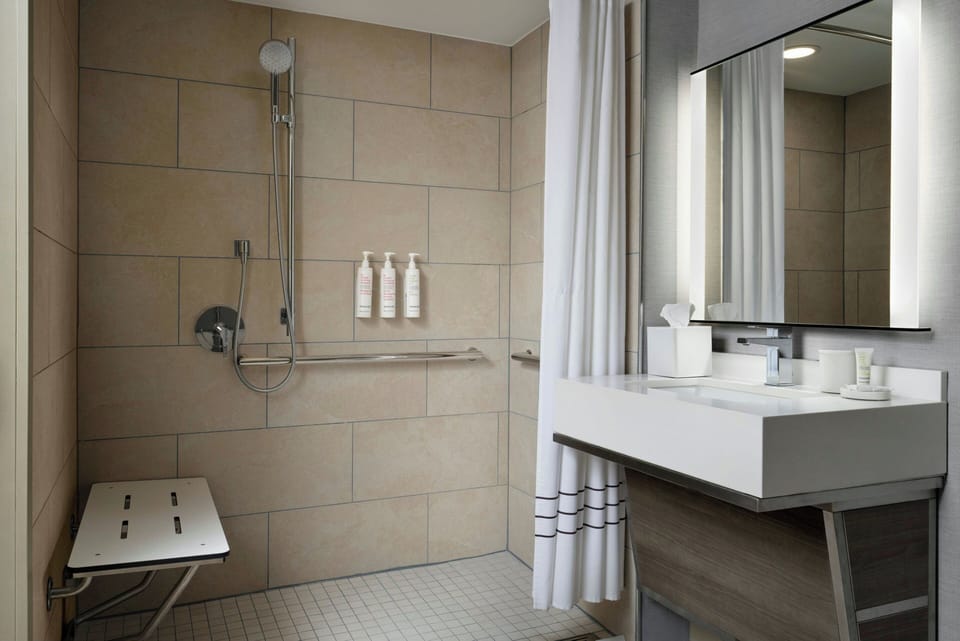 Combined shower/tub, free toiletries, hair dryer, towels