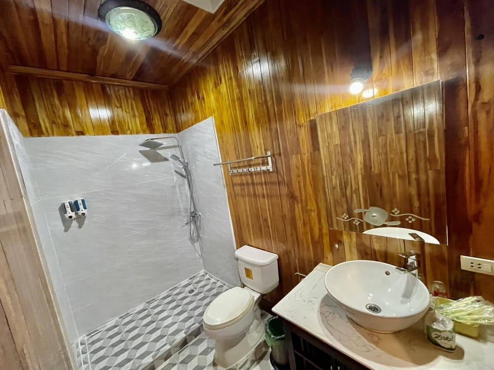 Shower, free toiletries, slippers, bidet