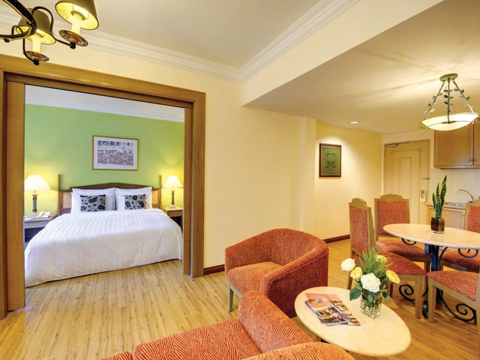 Minibar, in-room safe, desk, iron/ironing board