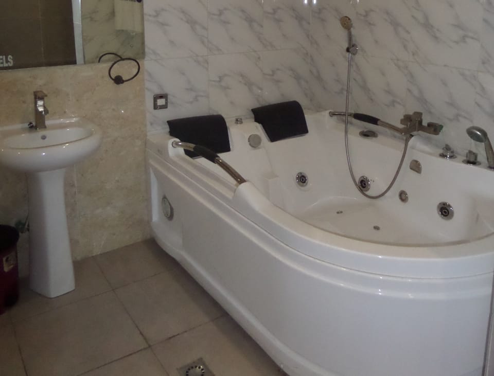 Royal Suite, 2 Bedrooms, Courtyard View | Bathroom | Shower, free toiletries, towels