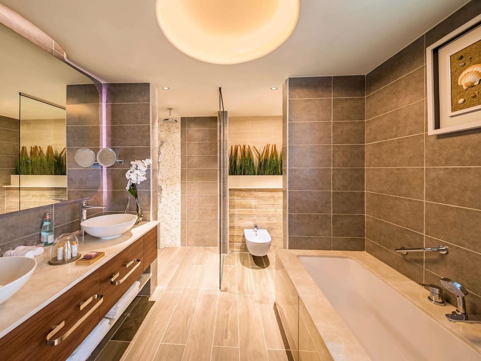 Penthouse Suite with Rooftop Terrace, Palm Sea View and Club Lounge Access | Egyptian cotton sheets, premium bedding, down comforters, pillowtop beds