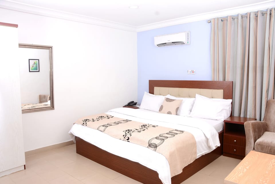 Executive Royal | In-room safe, individually decorated, individually furnished, desk