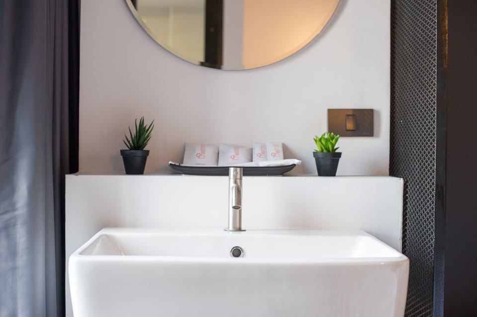 Bathroom sink