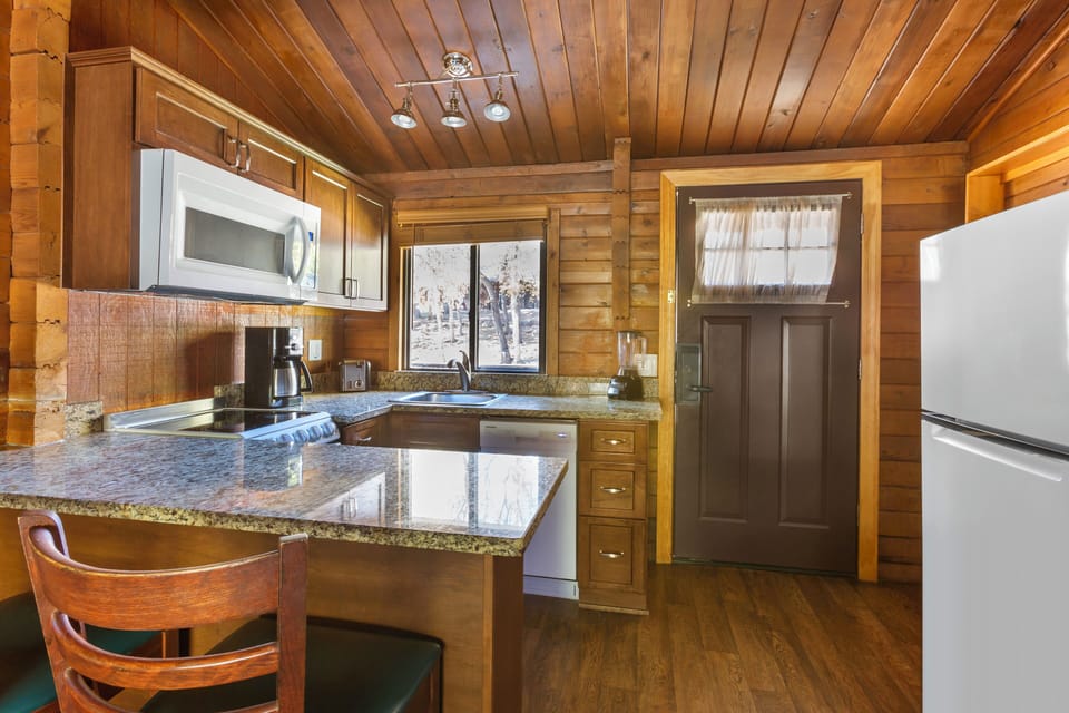 Standard Room, 2 Bedrooms, Kitchen | Private kitchen | Coffee/tea maker, fridge, microwave