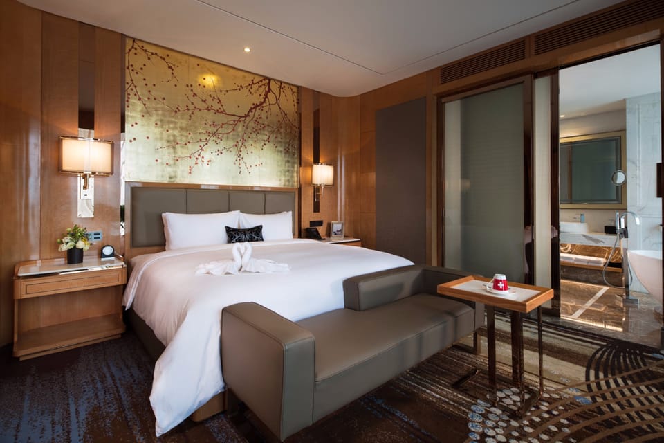 Deluxe Suite | Living area | TV