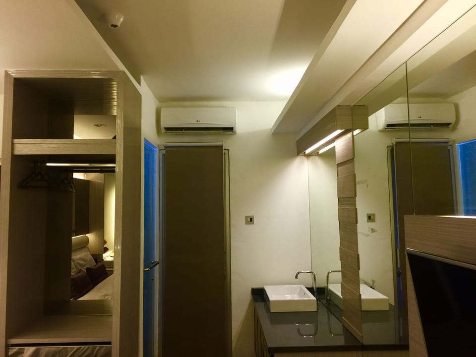Bathroom sink