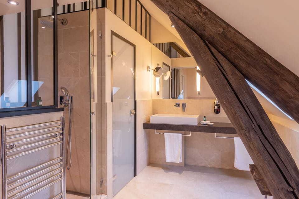 Suite Alfred | Bathroom | Slippers, soap, shampoo, toilet paper