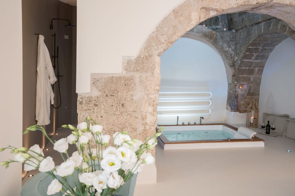 Suite, Hot Tub, Ground Floor | Private spa tub