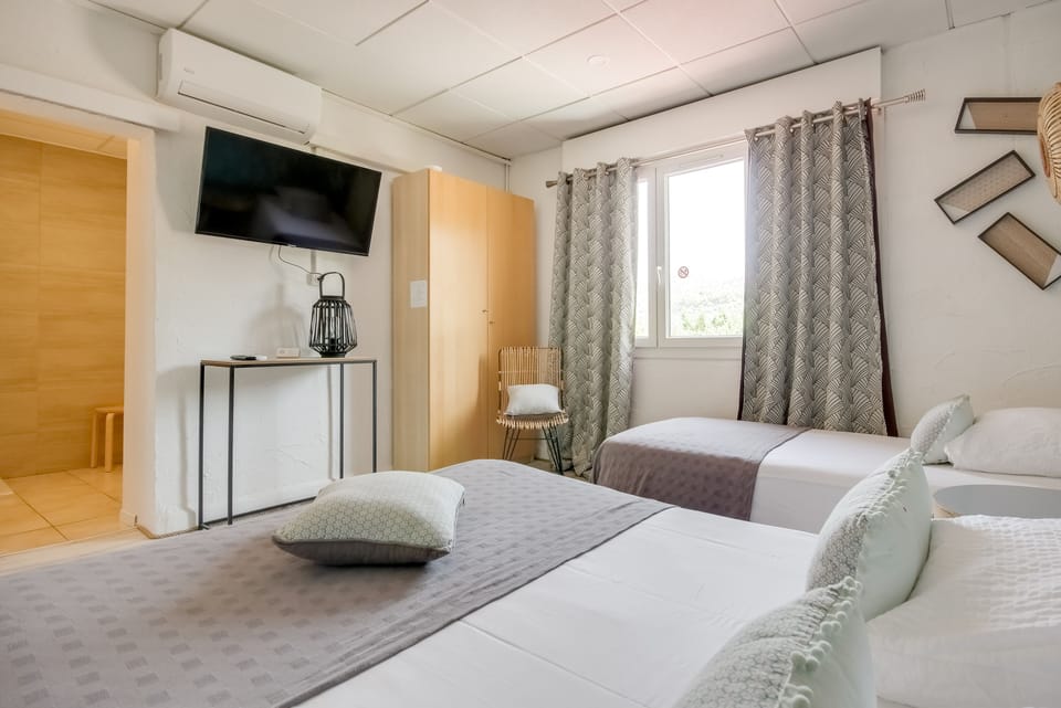 Comfort Triple Room | Living room | Flat-screen TV