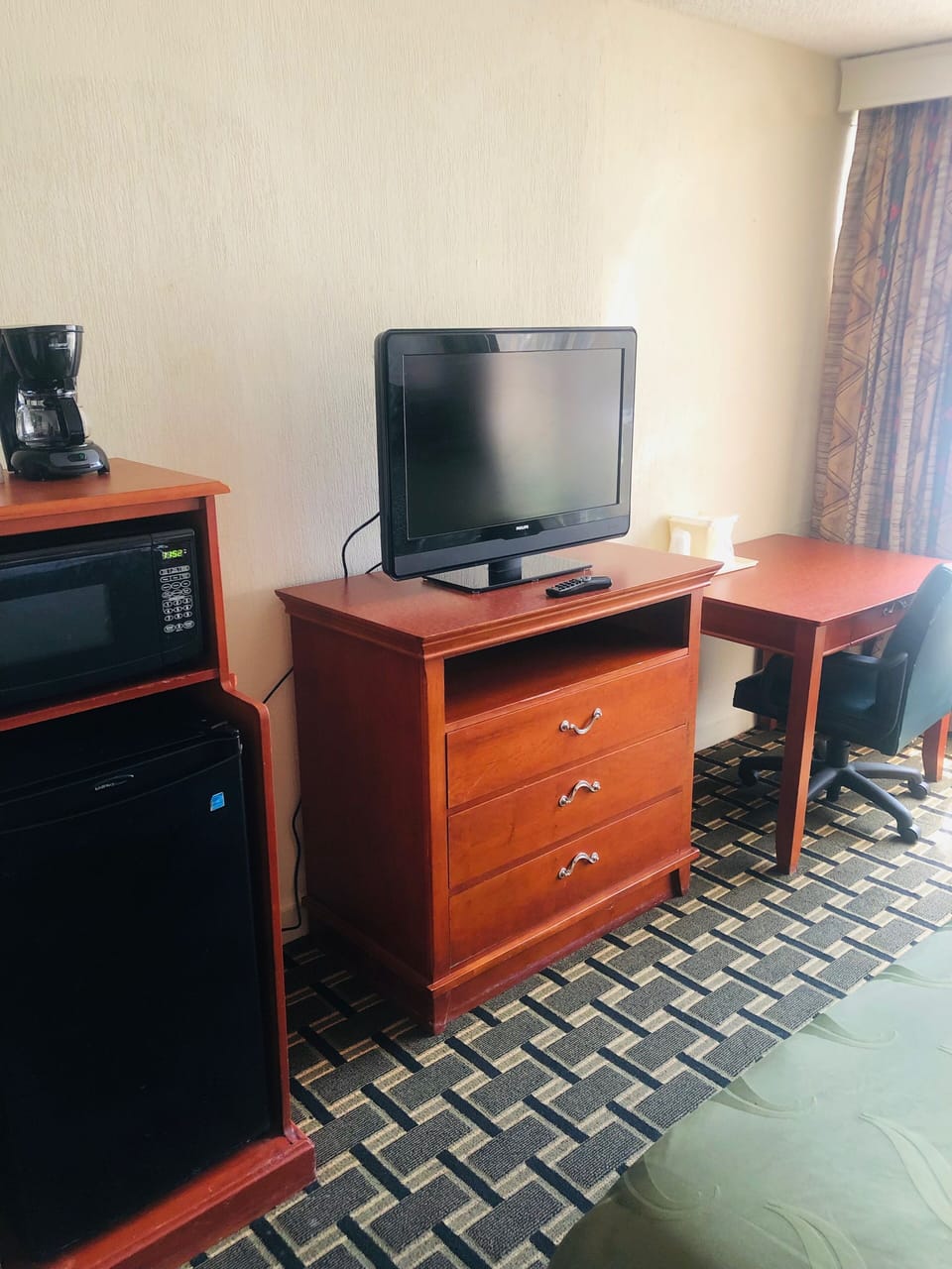 Business Suite | Premium bedding, in-room safe, desk, iron/ironing board