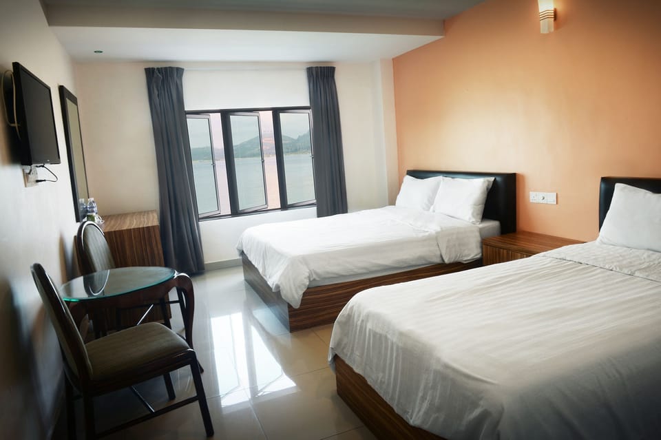 Family Seaview | Desk, iron/ironing board (on request), WiFi (free)