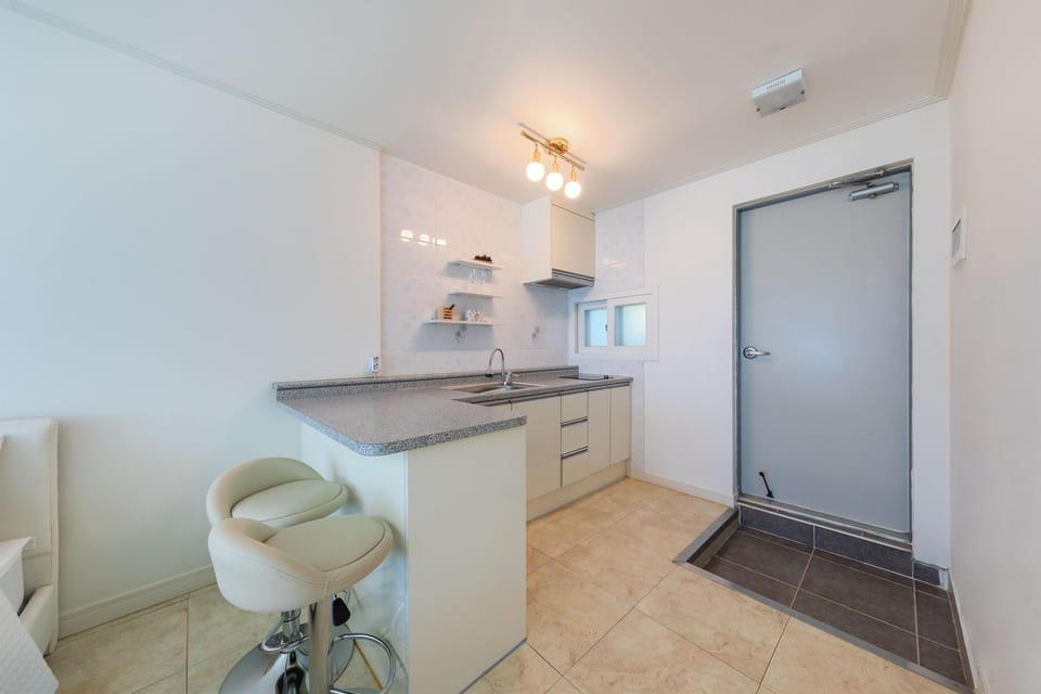 Double or Twin Room (Vivaldi) | Private kitchen | Microwave, stovetop, electric kettle, rice cooker
