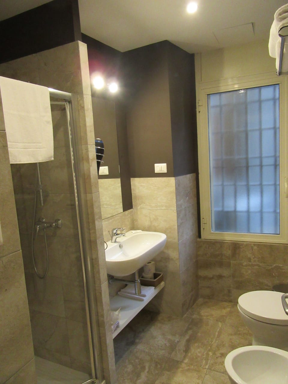 Small Double Room | Bathroom | Shower, rainfall showerhead, free toiletries, hair dryer