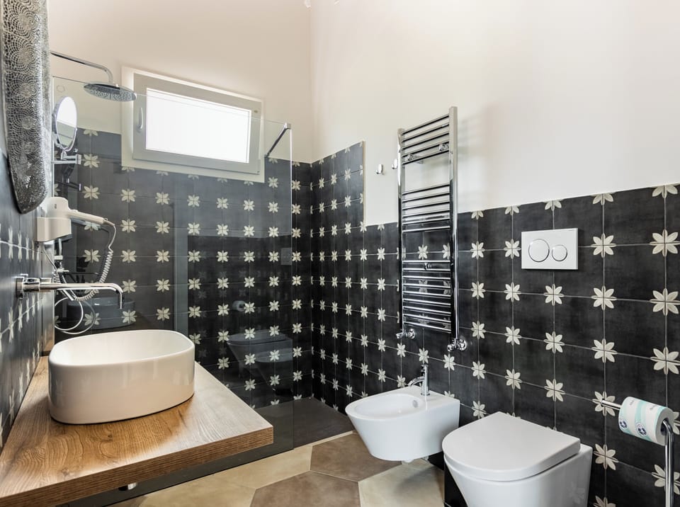Camera Tripla Suite | Bathroom | Shower, free toiletries, hair dryer, bidet