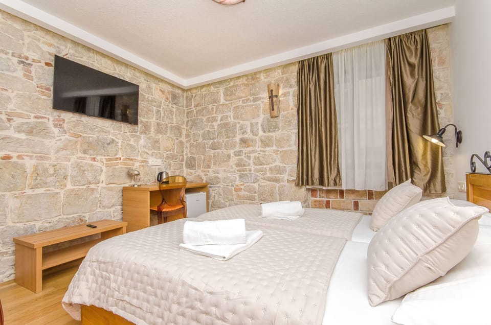 In-room safe, desk, soundproofing, WiFi (free)