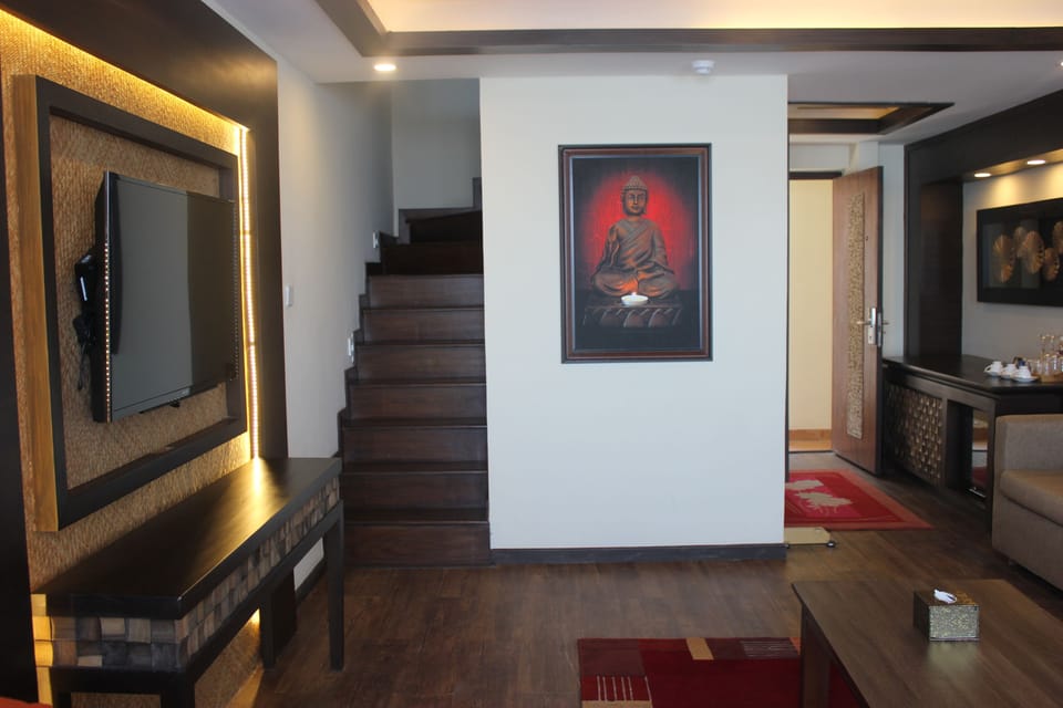 Executive Duplex, Mountain View | Minibar, desk, iron/ironing board, free WiFi