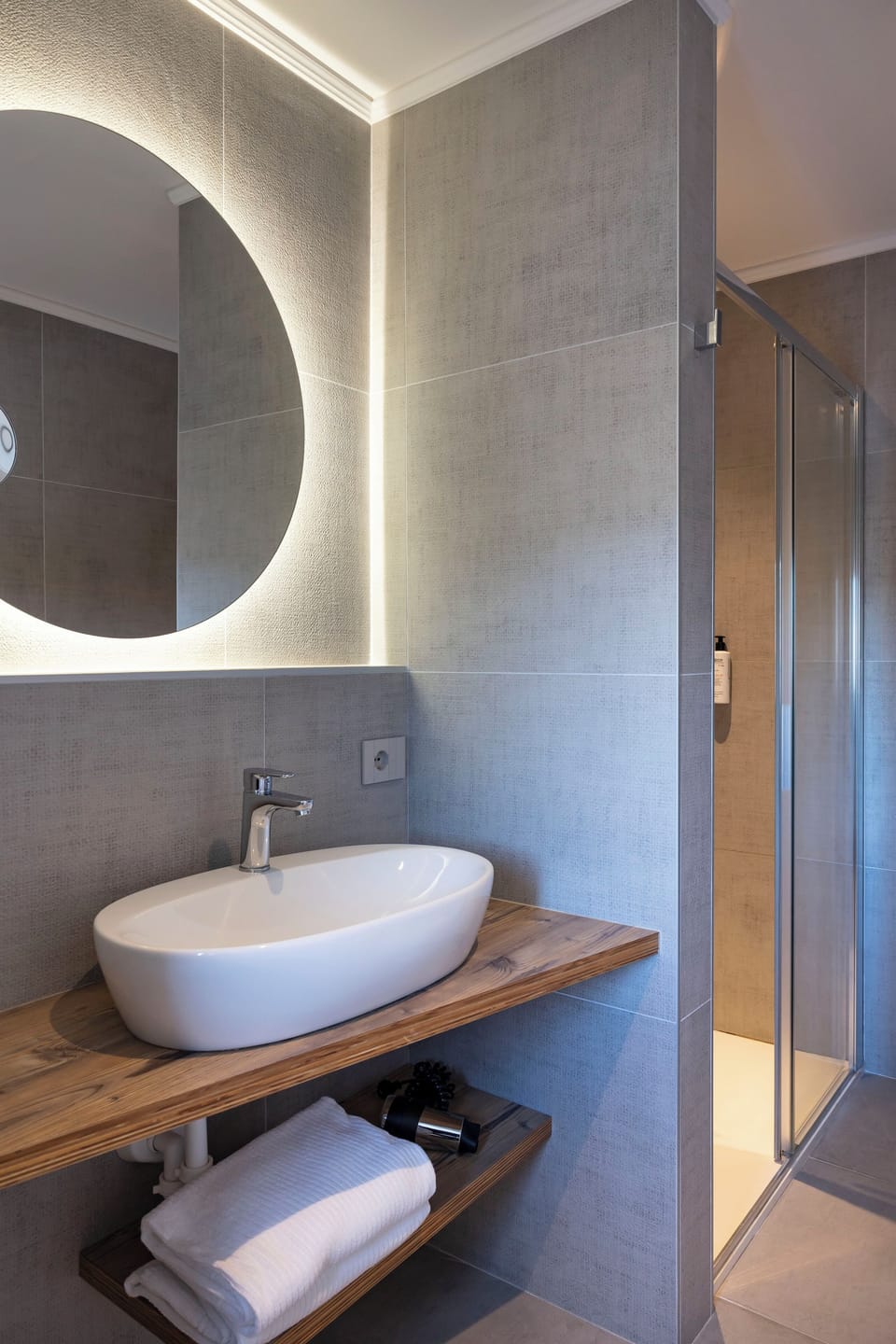 Deluxe Room | Bathroom | Shower, free toiletries, hair dryer, towels