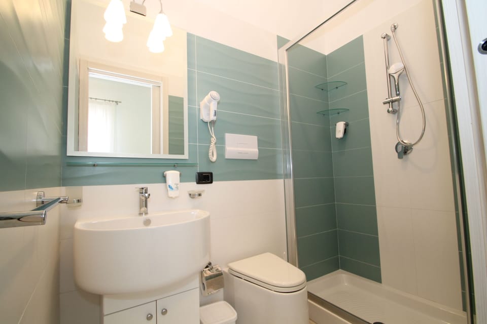 Double Room | Minibar, in-room safe, desk, soundproofing