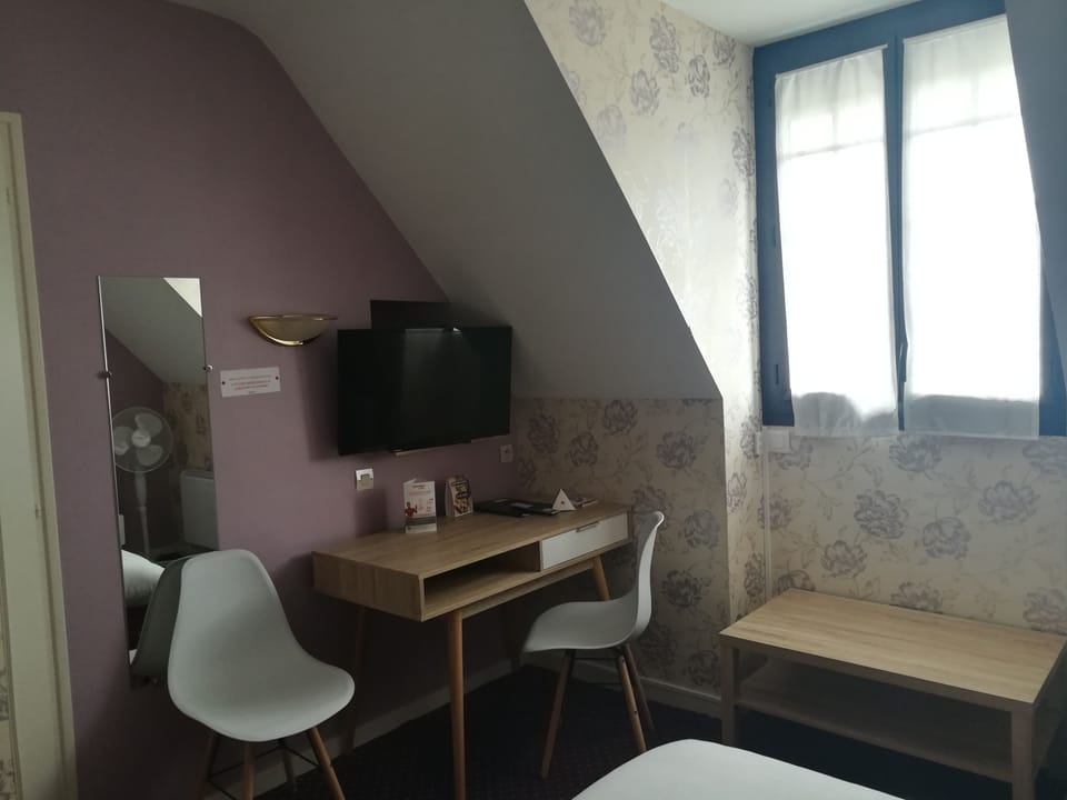 Standard Double Room, Bathtub | Desk, laptop workspace, blackout drapes, soundproofing
