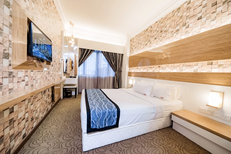 Superior Queen | Desk, iron/ironing board, free WiFi, bed sheets