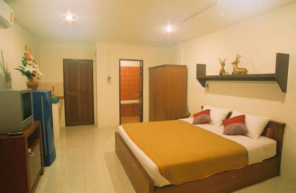 Desk, free WiFi, bed sheets