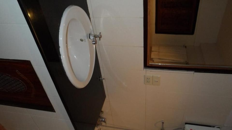 Combined shower/tub, deep soaking tub, free toiletries, towels