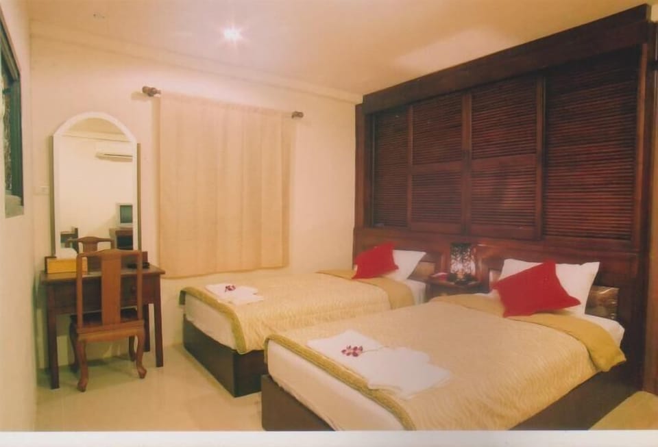 Deluxe 2 Twin Beds, Smoking, Private Bathroom | Desk, free WiFi, bed sheets
