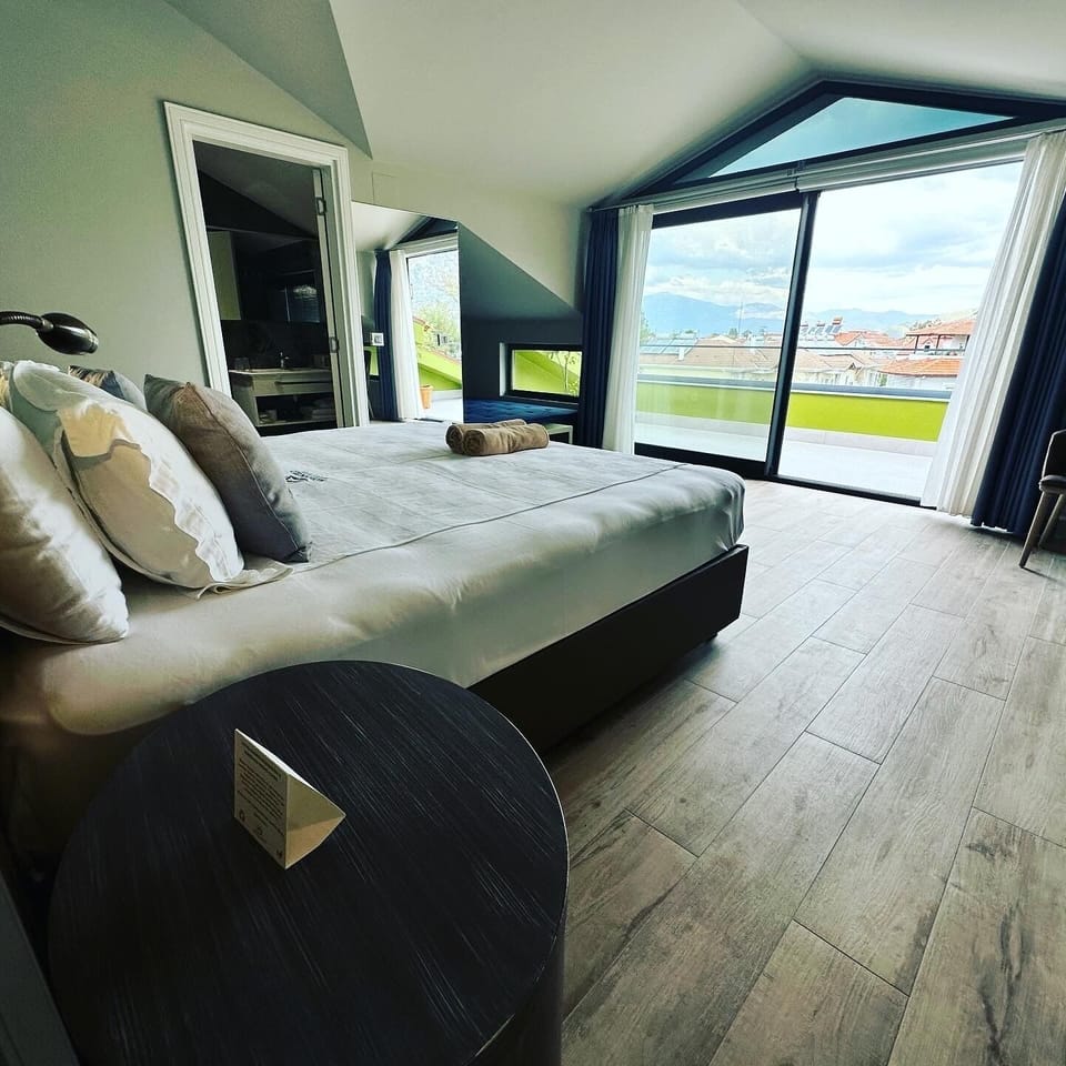 Deluxe Triple Room | Minibar, in-room safe, desk, laptop workspace