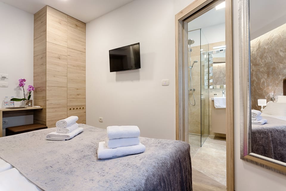 Deluxe Double Room, Balcony | Premium bedding, minibar, in-room safe, laptop workspace