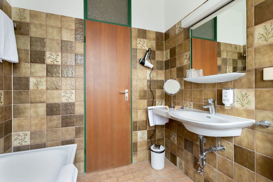 Bathtub, free toiletries, hair dryer, towels