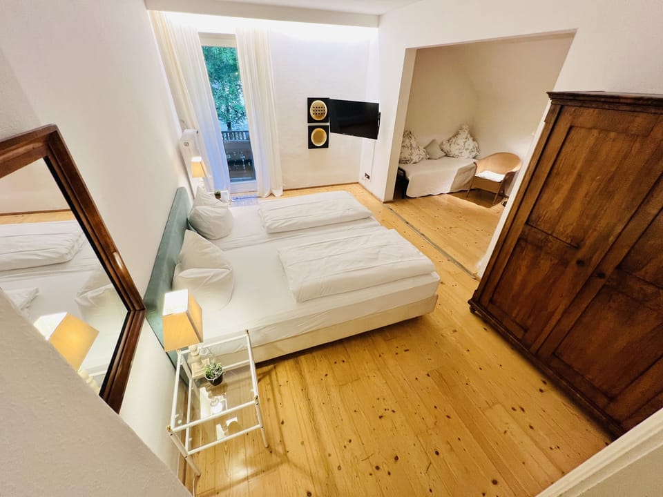 Comfort Double Room, 1 Queen Bed | Individually decorated, soundproofing, iron/ironing board, free WiFi