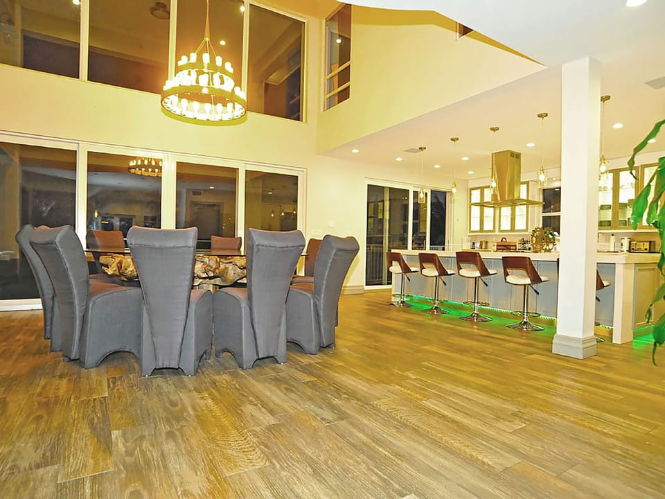 Luxury Villa, 6 Bedrooms, Ocean View | In-room dining