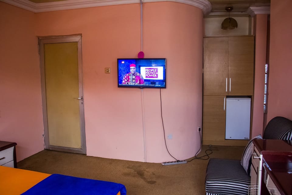 Executive Room | Desk, laptop workspace, bed sheets