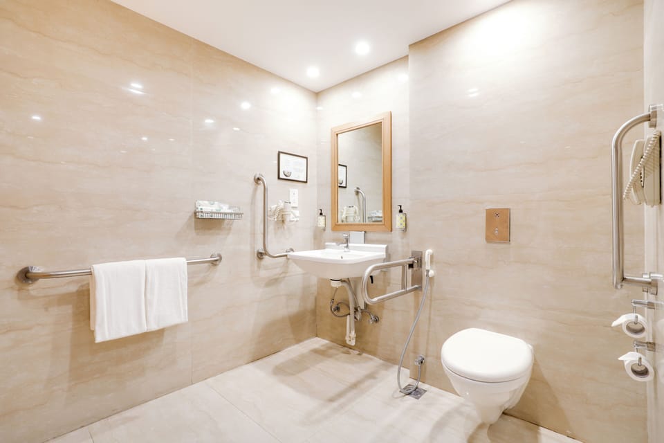 Executive Suite, 1 Bedroom | Bathroom | Combined shower/tub, jetted tub, free toiletries, hair dryer
