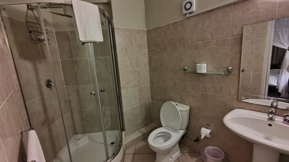 Shower, deep soaking tub, free toiletries, towels