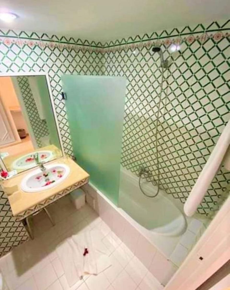 Combined shower/tub, towels