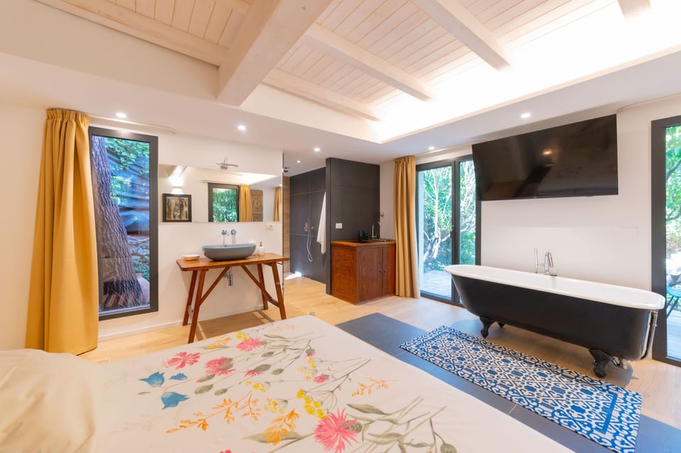 Deluxe Apartment, 1 Bedroom, Garden View (4 pax) | Desk, bed sheets