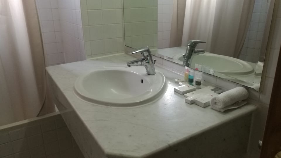 Combined shower/tub, rainfall showerhead, free toiletries, hair dryer