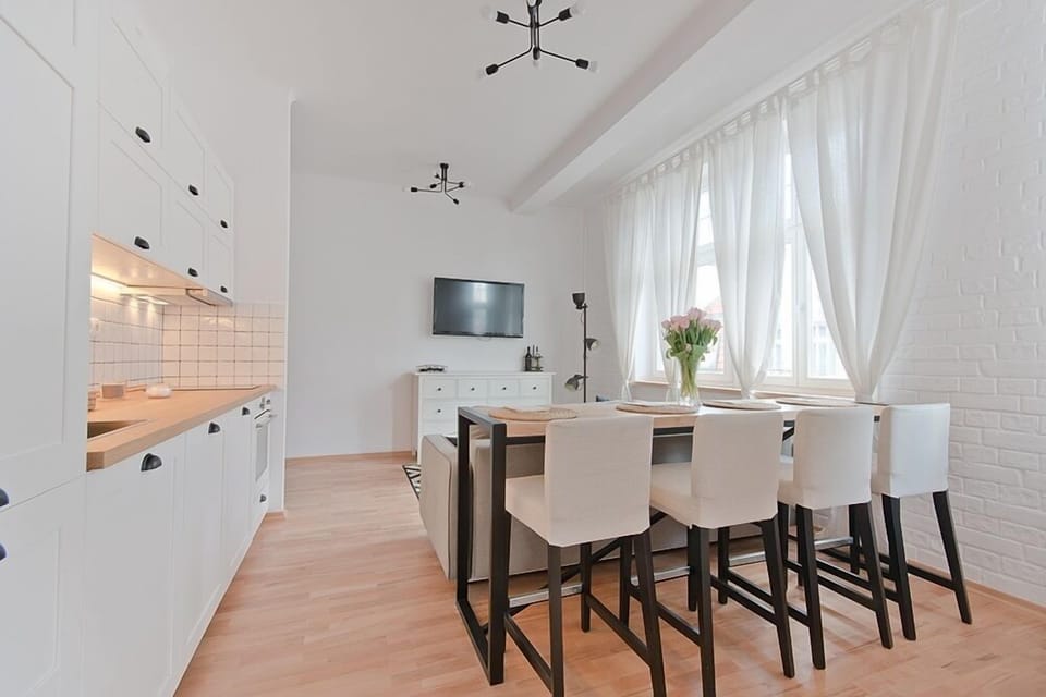 Apartment (Classic III by Hampton) | Private kitchen | Fridge, microwave, oven, stovetop