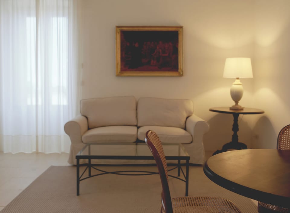 Classic Suite | Minibar, in-room safe, individually decorated, individually furnished