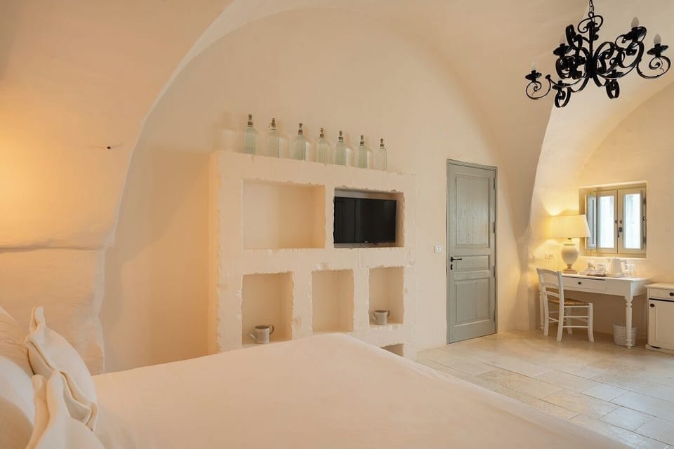 Classic Double or Twin Room | Minibar, in-room safe, individually decorated, individually furnished